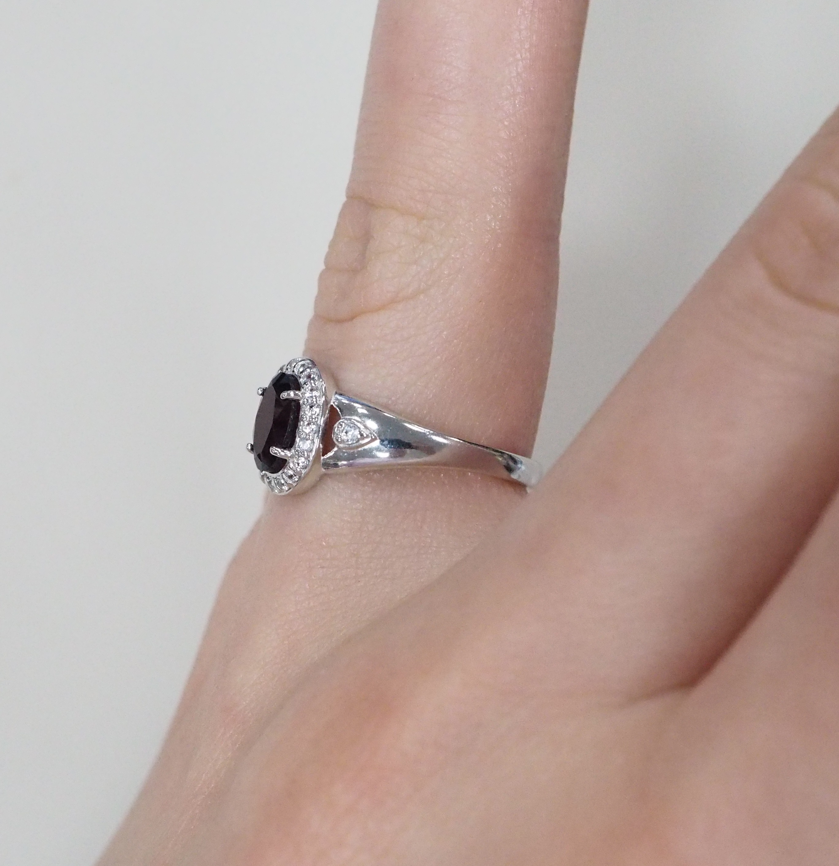 Серебряное кольцо с гранатом